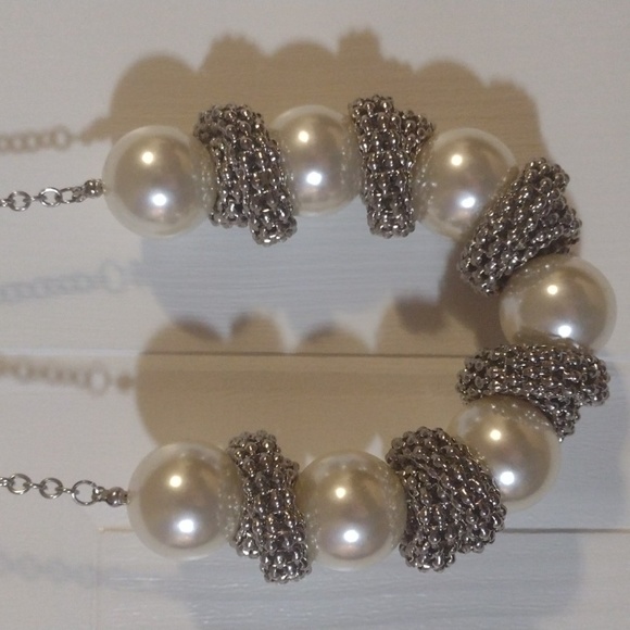 necklace with silver tone chain costume jewelry NWOT - Picture 2 of 3